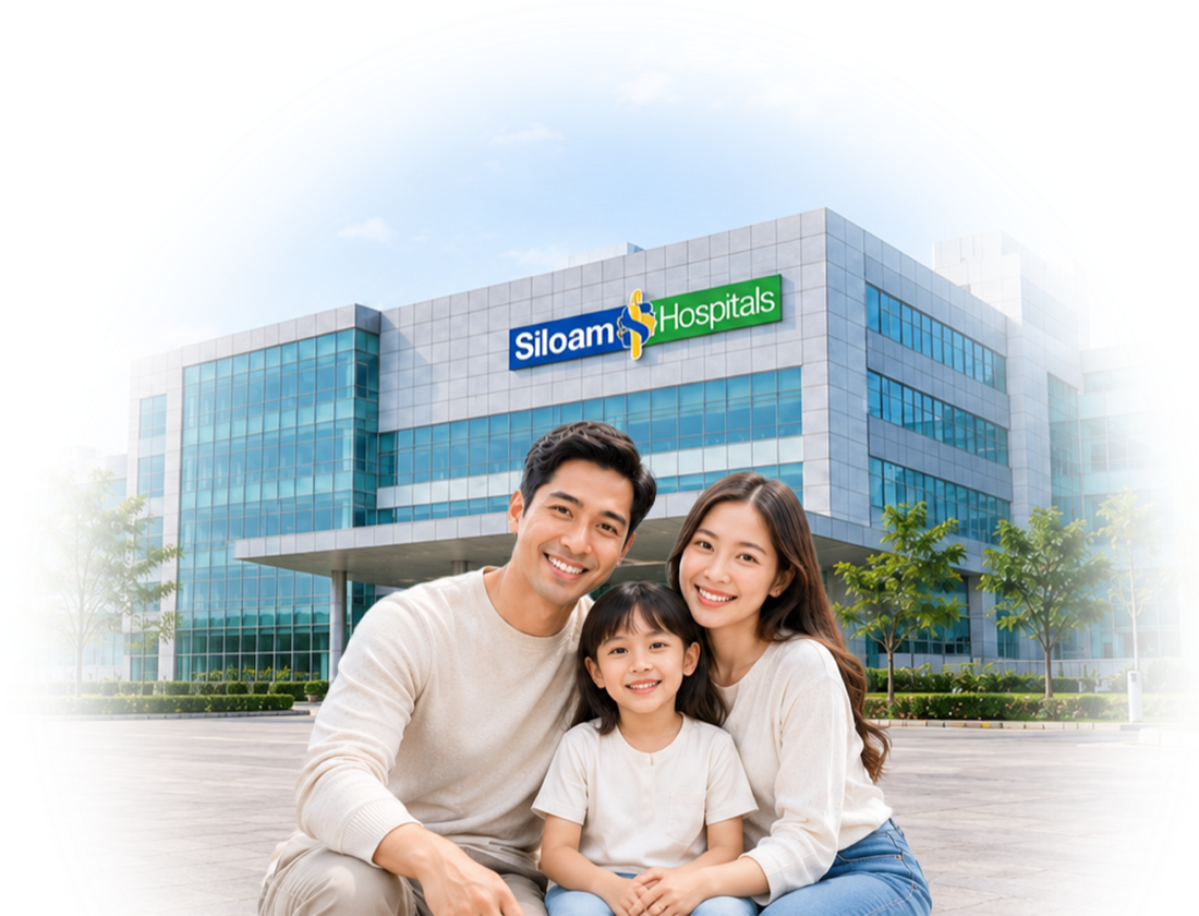 Keluarga sehat di depan RS Siloam